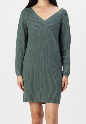 Grøn strikket kjole med V-hals, lange ærmer og ribbet struktur. Har en afslappet pasform, knælængde og subtile detaljer.