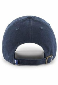 Marineblaue Baumwollmütze mit flacher Krempe, verstellbarem Stoffriemen auf der Rückseite und einem kleinen Logo-Patch an der Seite.