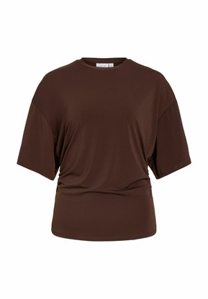 T-shirt marron à manches courtes, coupe décontractée, col rond avec un léger détail froncé sur les côtés sur fond blanc uni.