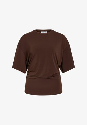 T-shirt marron à manches courtes, coupe décontractée, col rond avec un léger détail froncé sur les côtés sur fond blanc uni.