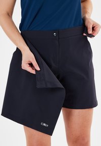 Marina shorts i lättviktigt tyg, med knappstängning, platt midja och CMP-logotyp på fållen. Slät textur och skräddarsydd passform.