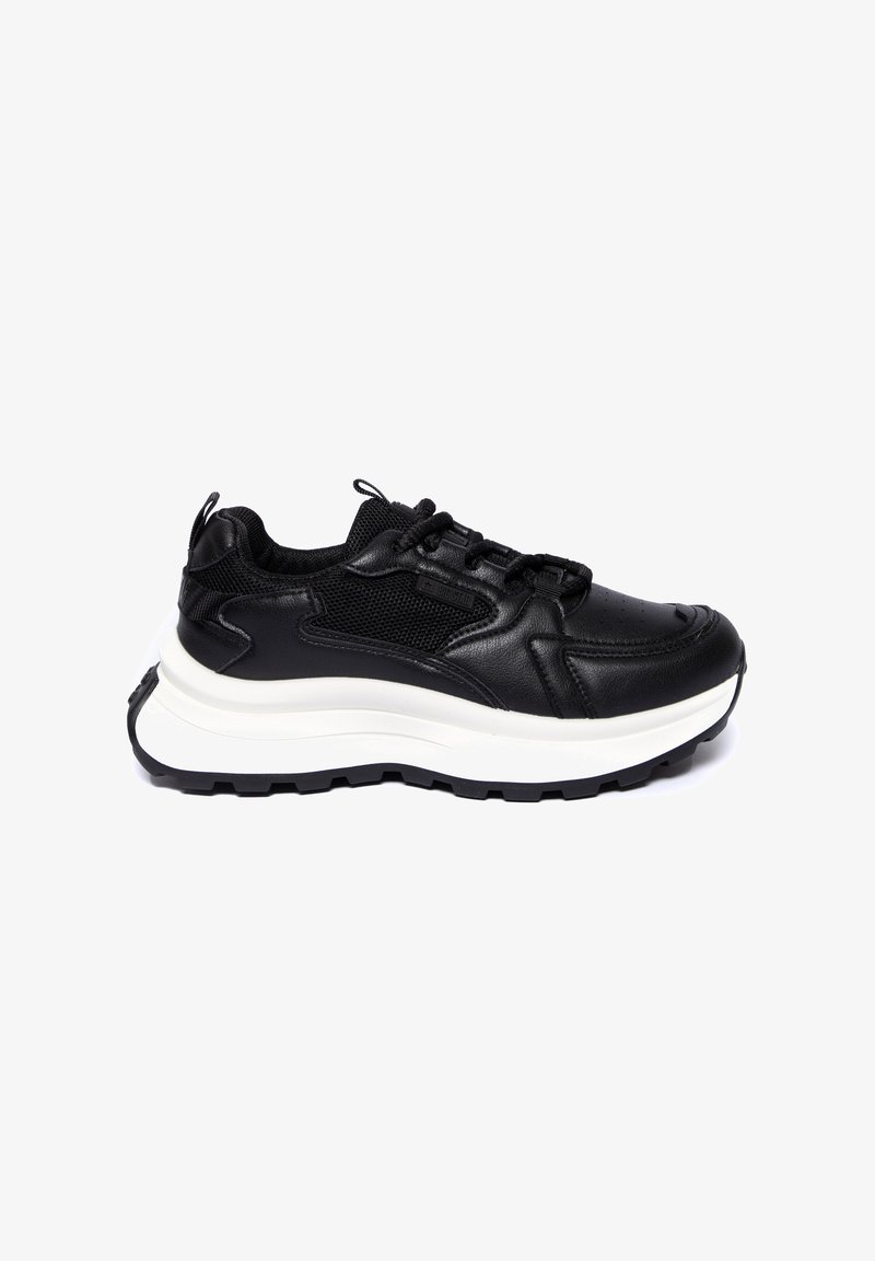 Mustad mustad jalanõud nahast ja võrgust ülemise osaga, millel on paks valge vahepôhi ja tekstureeritud must välispind. Sisaldab paeltesüsteemi ja kanna sildi.