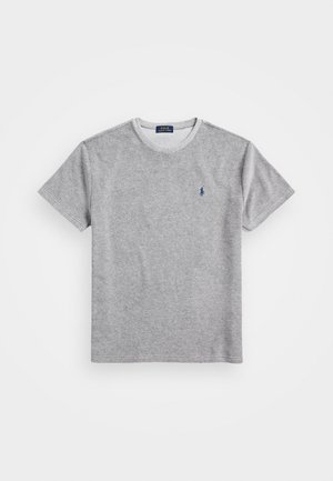 Grå t-shirt med korte ærmer lavet af blødt stof, med rund halsudskæring og et lille blåt logo på venstre bryst. Enkel og klassisk design.