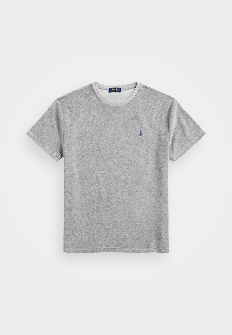 Grå t-shirt med korte ærmer lavet af blødt stof, med rund halsudskæring og et lille blåt logo på venstre bryst. Enkel og klassisk design.