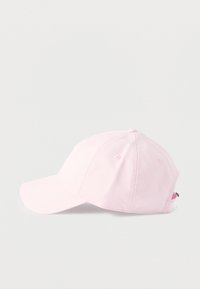 Ροζ ανοιχτό ρυθμιζόμενο καπέλο μπέιζμπολ με καμπυλωτή γείσο, σχεδιασμό με έξι πάνελ και μικρές οπές αερισμού σε λευκό φόντο.