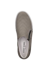 Graue durchlöcherte Slipper mit einer weißen Sohle, ausgestattet mit einem seitlichen Reißverschluss und einer abgerundeten Zehenpartie. Der Markenname "Josef Seibel" ist im Inneren sichtbar.
