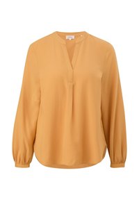 Blouse jaune moutarde avec un col en V, des manches longues et des poignets froncés. Le tissu a une texture subtile avec une coupe ample et décontractée.