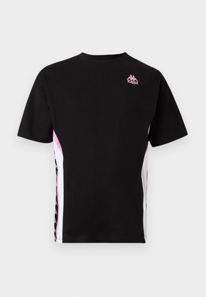 Črna kratka majica s kratkimi rokavi z roza in belimi stranskimi paneli ter majhnim roza logotipom Kappa na zgornjem levem delu prsnega koša.