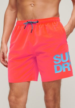 Neon-pinke Schwimmshorts mit elastischem Bund, schwarzem und blauem Kordelzug und großem blauen "SUPERDRY"-Druck auf der linken Seite.