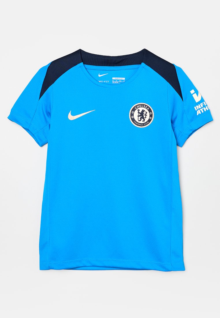 Maillot bleu à manches courtes du Chelsea Football Club avec des panneaux d'épaule noirs, logo Nike sur la poitrine et sponsor Infiniti sur la manche droite.