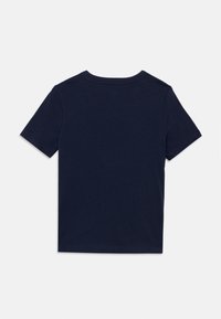 Μπλε ναυτικό κοντομάνικο μπλουζάκι από απαλό βαμβάκι. Διαθέτει στρογγυλή λαιμόκοψη και ομαλή υφή χωρίς ορατά σχέδια ή διακοσμητικά στοιχεία.