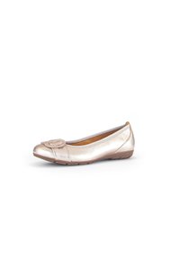Metallisch gouden balletschoenen met een ronde neus, voorzien van een stoffen bloemaccent op de tenen. Soepele structuur en flexibele rubberen zool.