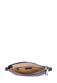 Clutch in pelle viola con chiusura a zip, interno chiaro e una piccola tasca interna. Caratterizzato da un motivo impresso e dettagli in metallo argentato.