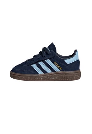 Baskets Adidas bleu marine avec des rayures bleu clair, semelle texturée marron et languette de talon bleu clair, étiquetées "SPEZIAL" en or sur le côté.