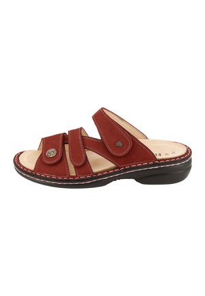 Rote Leder-Sandale mit offenen Zehen, drei verstellbaren Riemen, beigem gepolstertem Fußbett und schwarzer Sohle mit dekorativer Naht.