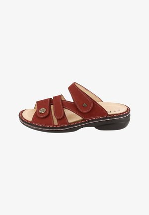 Sandalo in pelle rossa con punta aperta, tre cinturini regolabili, sottopiede imbottito beige e suola nera con cuciture decorative.