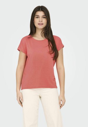 Koralfarvet t-shirt med korte ærmer og rund halsudskæring, lavet af struktureret stof. Båret med lysebeige bukser, præsenteret på en neutral baggrund.
