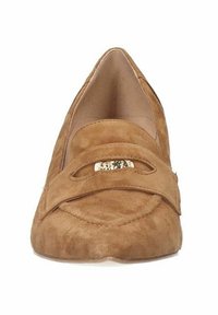Scarpa moccasin in suede color nocciola con punta arrotondata, fascia decorativa e piccolo dettaglio dorato al centro. Tessuto morbido e design semplice.