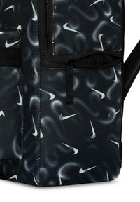 Mochila Nike com tecido preto com um padrão em espiral e logos brancos. Inclui bolsos com fecho de correr e alças ajustáveis.