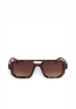 Rechteckige Schildpatt-Sonnenbrille mit braunen Verlaufsgläsern und kleinem Ausschnitt oberhalb des Stegs auf weißem Hintergrund.