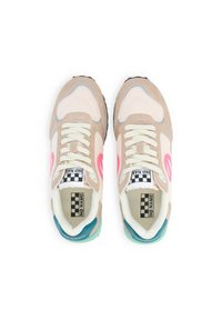 Scarpe sportive beige con accenti rosa, materiali in rete e suede, lacci bianchi, tallone turchese e logo a scacchi sulla linguetta.