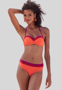 Oranje bikini set met een gewatteerde top en paarse accenten, en bijpassende hoge taille broekjes, ontworpen met dunne verstelbare bandjes.