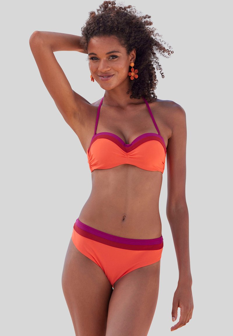 Oranje bikini set met een gewatteerde top en paarse accenten, en bijpassende hoge taille broekjes, ontworpen met dunne verstelbare bandjes.