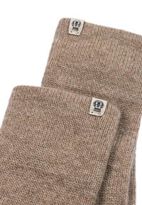 Braune gestrickte Handschuhe aus weichem Stoff. Sie verfügen über eine gerippte Textur und ein kleines Etikett am Bündchen mit einem grafischen Design.