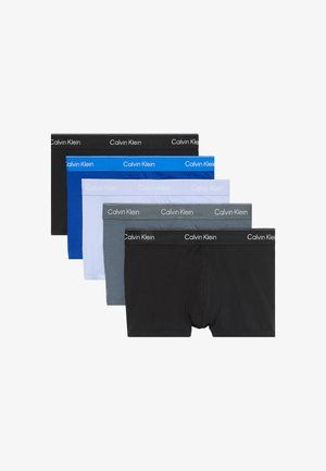 Ensemble de boxers comprenant cinq paires. Les couleurs incluent noir, bleu, gris, bleu clair et blanc. Chacun possède une ceinture avec la marque "Calvin Klein".