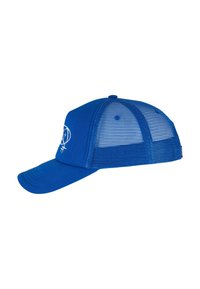 Blå mesh trucker cap med solid front, buet visir og snapback-lukking. Har hvit logo-brodering på frontpanelet.