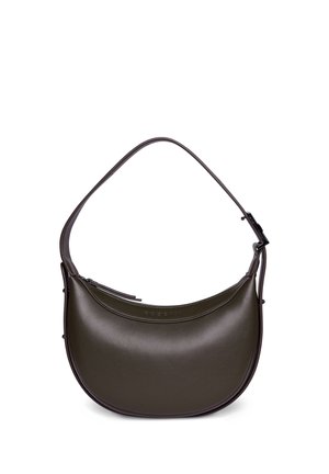 Borsa a tracolla in pelle marrone scuro a forma di mezzaluna con tracolla regolabile e chiusura con cerniera sulla parte superiore, design minimalista, texture liscia.