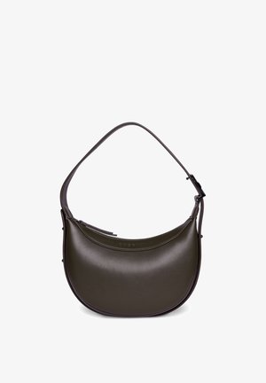 Borsa a tracolla in pelle marrone scuro a forma di mezzaluna con tracolla regolabile e chiusura con cerniera sulla parte superiore, design minimalista, texture liscia.
