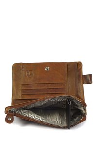 Portafoglio in pelle marrone con chiusura zip, scomparti per carte sul davanti e interno a motivo herringbone. Decorato con un bottone a scatto.