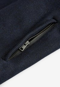 Next Jas - navy blue texture