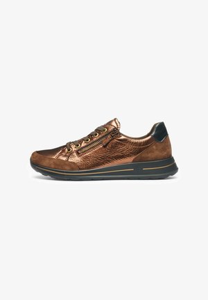 Bronzefarbener metallic Sneaker mit strukturiertem Obermaterial, Wildleder-Akzenten, kontrastierender schwarzer Ferse, Schnürverschluss und seitlichem Reißverschlussdetail. Gummisohle.