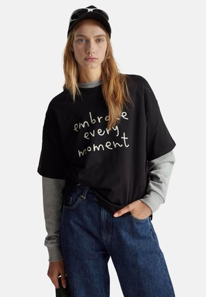 - T-shirt z nadrukiem