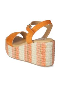 Oranje suede platform sandaal met een dikke, geweven gestreepte espadrillezool in lichtbeige, perzik en koraal. Verstelbare enkelbandje.