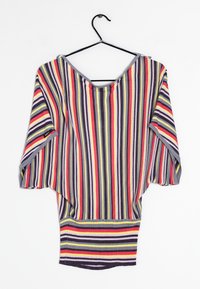 T-shirt w paski w kolorach fioletowym, czerwonym, żółtym i szarym. Posiada szeroki dekolt i krótkie, luźne rękawy. Wykonana z miękkiej, strukturalnej tkaniny.