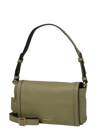 Borsa a tracolla in pelle verde oliva con superficie testurizzata, dotata di una tracolla nera regolabile, dettagli in oro e logo impresso sul davanti.