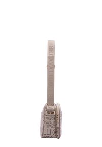 Borsa a tracolla in tessuto beige con stampa del logo. Presenta una base piatta, chiusura a zip e una larga tracolla con testo impresso. Forma rettangolare compatta.