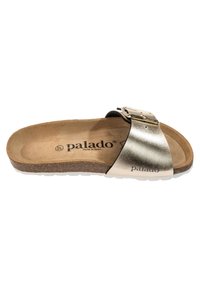 Sandalo scivoloso metallico dorato con una morbida soletta in suede, intersuola in sughero, dettaglio con fibbia regolabile e suola in gomma testurizzata. Taglia 37.