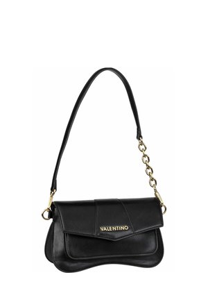 Sac à bandoulière Valentino noir en cuir avec détail de chaîne dorée et fermoir, design à rabat structuré avec logo sur le devant.