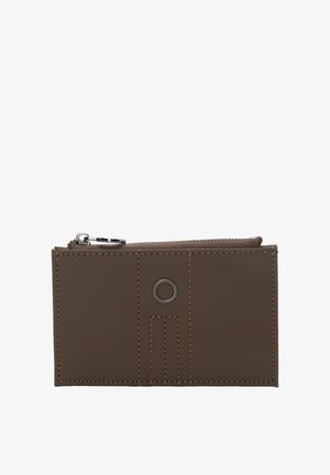 Brązowy skórzany portfel z zamkiem błyskawicznym, z kontrastującym brązowym przeszyciem, okrągłym akcentem i dwoma szczelinami na karty z przodu.