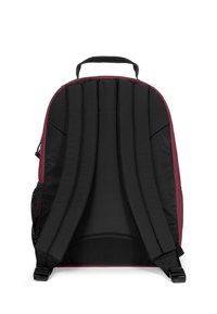 Svart och vinröd ryggsäck med vadderade svarta remmar, ett bärhandtag och nätfickor på sidan. Slät tyg med tydliga sömdetaljer.