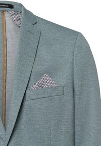 Lichtblauwe blazer van gestructureerde stof, met een reverskraag en een geblokt zakdoekje in de borstzak.