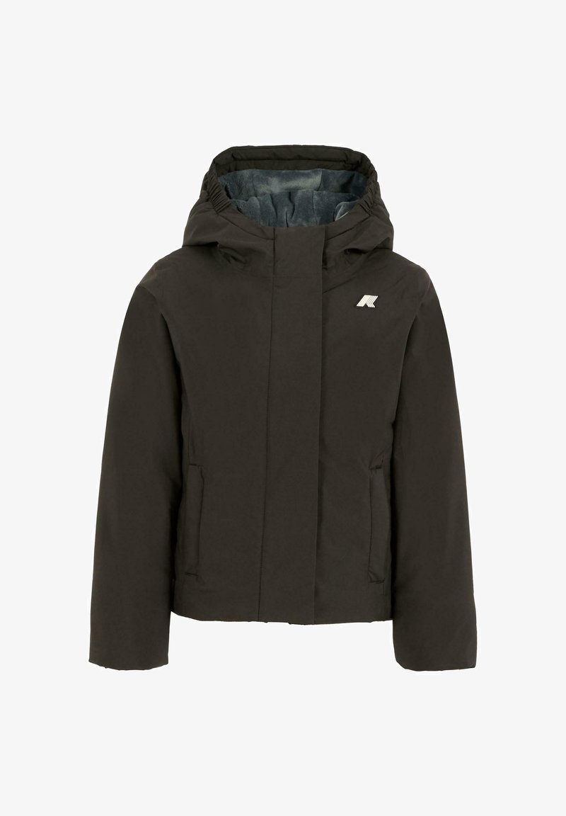 Giacca cappuccio di un marrone scuro con chiusura a zip, tasche laterali e logo discreto sul petto. Il materiale sembra liscio con una finitura leggermente lucida.