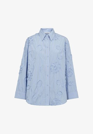 Gaiši zila pogām aiztaisāma krekla krekls ar baltām vertikālām svītrām, priekšpusē un piedurknēs teksturētu ziedu izšuvumu un asu apkakli.