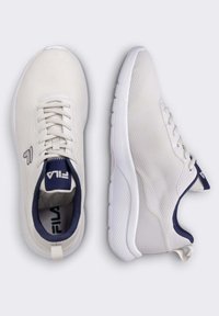 Scarpe da ginnastica bianche in rete con dettagli blu navy, punta tonda e design con lacci. Presentano una suola testurizzata e un logo sul lato e sulla linguetta.