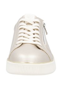 Lichtbeige sneaker met een gladleren bovenwerk, witte veters, zijrits en gouden accent op de zool. Dikke, gestructureerde witte rubberen zool.