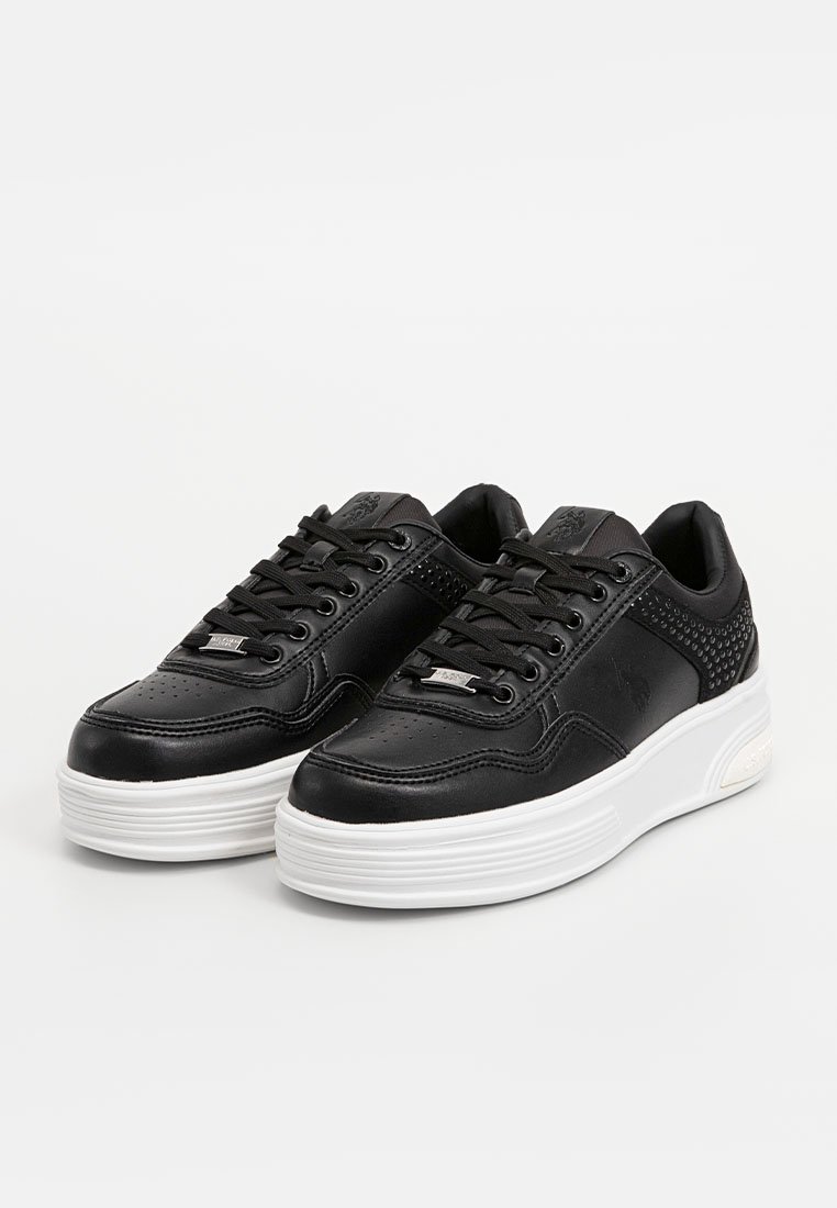 Sneaker in pelle nera con pannello laterale texturizzato, punta rotonda, suola in gomma bianca e lacci piatti. Presenta dettagli perforati e accenti con logo.